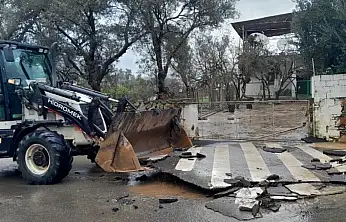 Belediye ekipleri şiddetli yağışın ardından sahada