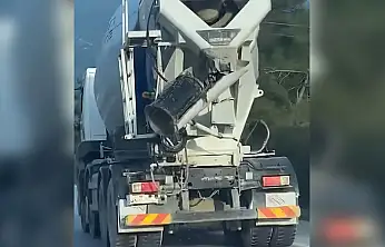 Beton mikseri yolda risk oluşturdu