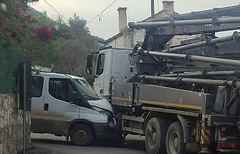 Beton pompası ile kamyonet çarpıştı
