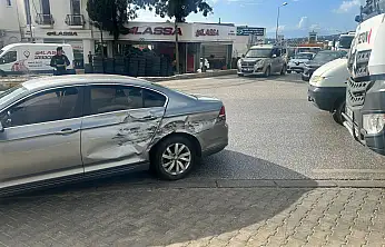 Bitez kavşağı'nda kamyon ile otomobil çarpıştı 1 yaralı