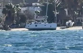 Bodrum'da fırtına etkili oldu yelkenli tekne karaya oturdu