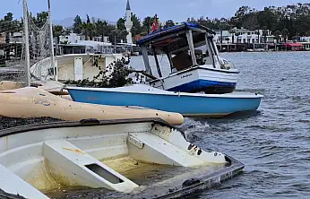 Bodrum'da fırtına etkili oldu tekneler kıyıya sürüklendi