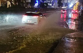 Bodrum'da gece saatlerinde sağanak yağmur etkili oldu