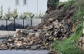 Bodrum'da istinat duvarı çöktü yol trafiğe kapatıldı