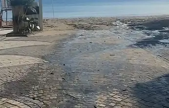 Bodrum'da patlak iki gündür denize akıyor