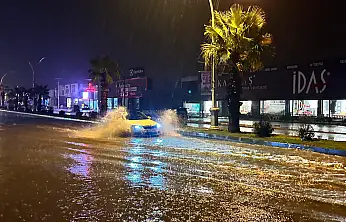 Bodrum'da sağanak hayatı olumsuz etkiledi ev ve iş yerlerini su bastı