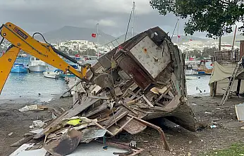 Bodrum'da tekne görünümlü kaçak yapılara yıkım