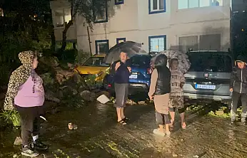 Bodrum sağanak yağışa teslim oldu: Yollar göle döndü, evleri su bastı