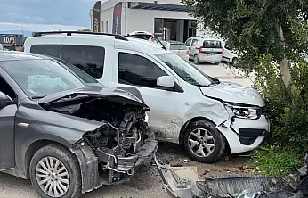Bodrumda alkollü sürücü trafiği tehlikeye attı  kaza anı kaydedildi