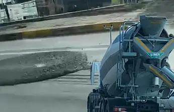 Bu kadar sorumsuzluk olmaz! Beton mikseri yola harç boşalttı, trafiği hiçe saydı