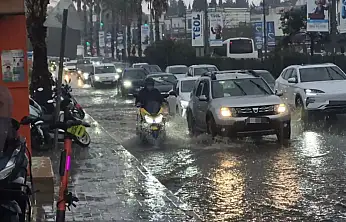 Cadde ve sokaklar sular altında kaldı