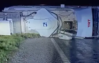 Canlı yayın aracı refüje çıkarak yan yattı