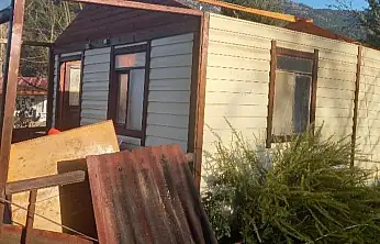 Çatılar uçtu, yapılarda hasar oluştu