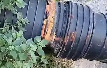 Çocuklar pis suyun içinden geçiyor, MUSKİ izliyor