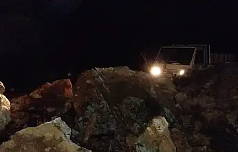 Dev kayalar orman yolunu kapattı