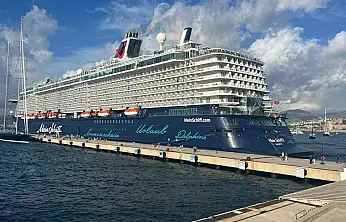 Dev kruvaziyer 'Mein Schiff 5' Bodrum'a demir attı