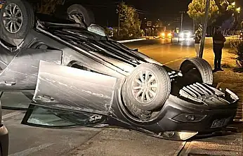 Devrilen otomobilde 2 kişi yaralandı