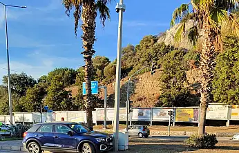 Direksiyon başında telefona baktı refüje çıktı!