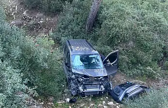 Direksiyon hâkimiyetini kaybeden sürücü ormanlık alana uçtu