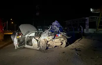 Duran tıra çarpan otomobil hurdaya döndü