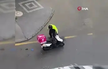 Duyarlı motokurye su mazgalında biriken çöpleri temizledi