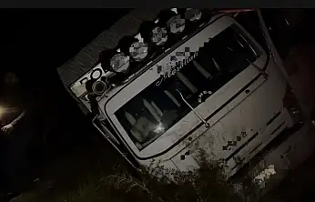 Elma yüklü kamyon köprüde asılı kaldı