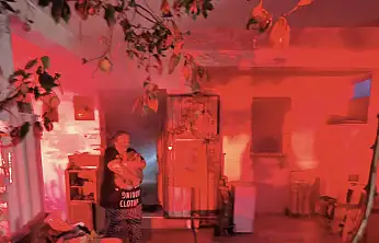 Evde çıkan yangında kediyi ekipler güvenle tahliye etti