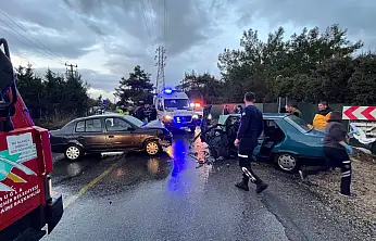 Feci kaza otomobiller kafa kafaya çarpıştı