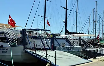 Feribot seferleri iptal edildi dalgalar 3 metreyi buldu