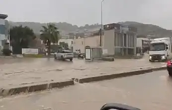 Fırtına yolları felç etti altyapı çöktü