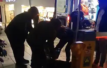 Genç fenalaşarak yere yığıldı