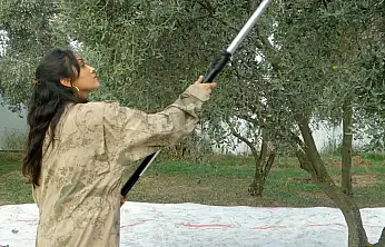 Genç kadın çiftçi huzuru toprakta buldu