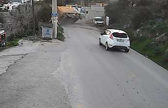 Hafriyat kamyonu devrildi kaza anı kamerada