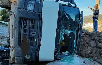 Hafriyat Kamyonu Devrildi Sürücü Yaralandı