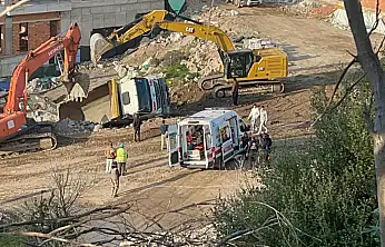 Hafriyat kamyonu yan yattı sürücü yaralandı