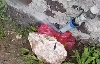 İki haftadır boşa akan su tepki çekti