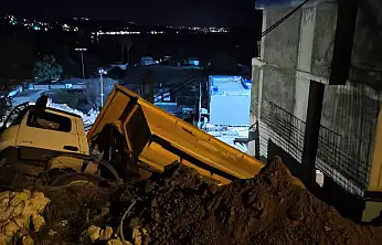 İnşaat Şantiyesinde Kamyon Devrildi: 2 Yaralı