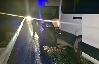 İşçi servisine kamyonet çarptı