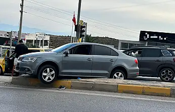 Işıklarda duran araca çarparak yaralandı