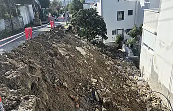 İstinat duvarı çöktü yol trafiğe kapatıldı