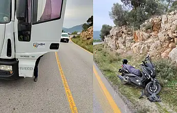Kamyon ile motosiklet kafa kafaya çarpıştı
