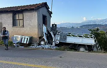 Kamyonet ağaçlara çarpıp eve girdi, 2 kişi yaralandı