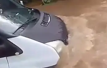 Kamyonet dere ortasında mahsur kaldı