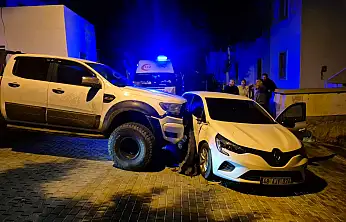 Kamyonetle otomobil çarpıştı