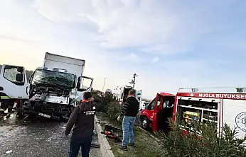 Kamyonette sıkışan iki kişi kurtarıldı