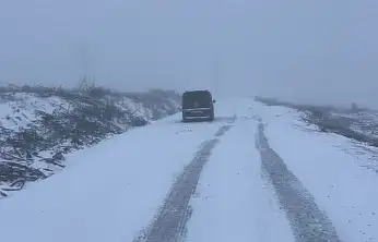 Kar yağışı nedeniyle araçlar mahsur kaldı