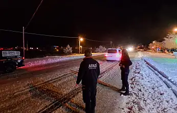 Kardan kapanan yolda araçlar mahsur kaldı