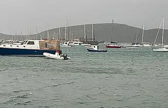 Kendi teknesini bırakıp sürüklenen botu kurtardı