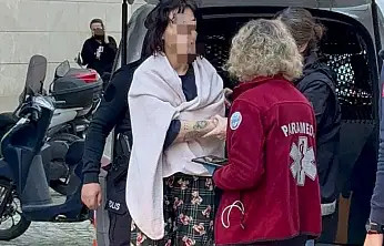 Konacık'ta sokakta koşan kadın araç ve kapıları zorladı