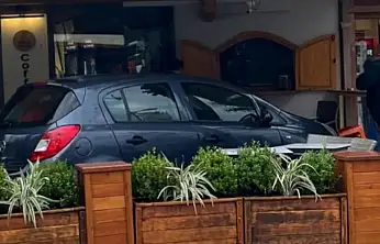 Kontrolden çkan araç İş yerine girdi